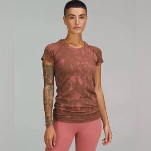 Lululemon Swiftly Tech Short Sleeve 2.0 size 4 BNWT
Rose Brown